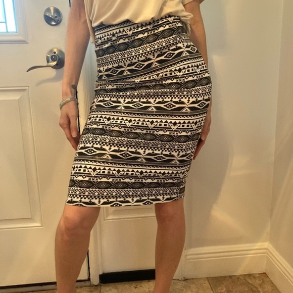 New Set of two black and white stretch elastic waist midi skirts size S - Picture 2 of 3